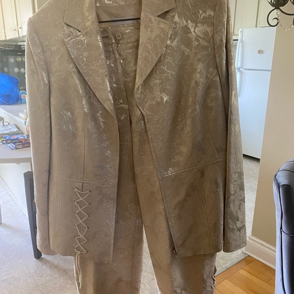 Capri pant suit by French Le Notre. Gold brocade. - Picture 2 of 6